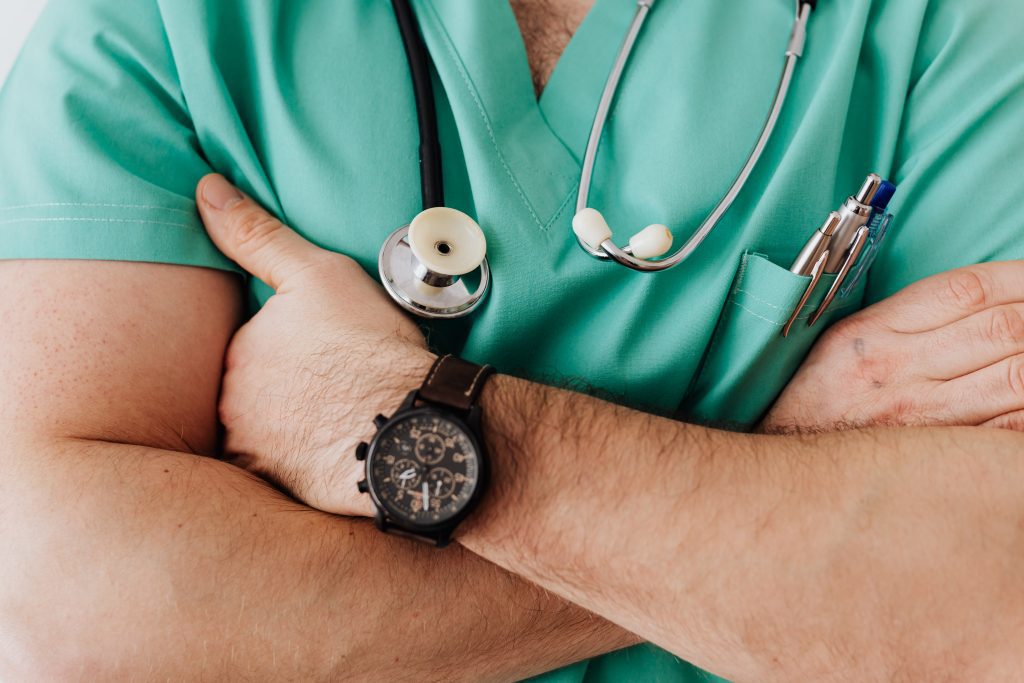 Image of doctor with arms crossed. Source: karolina grabowska, pexels
